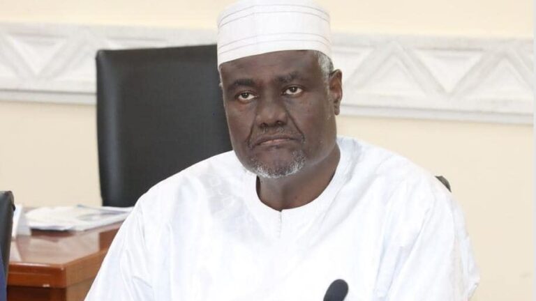 « Nous sommes venus aujourd’hui faire le point avec les autorités de la Transition sur les étapes franchies et nous sommes heureux de constater que des progrès réels ont été accomplis par la transition malienne », s’est réjoui le Président de la Commission de l’UA, en fin de mission en République du Mali. Selon ses précisions, cette audience a été l’occasion de réaffirmer le soutien de l’Union africaine « au succès de la transition et notre désir ardent de voir la solidarité africaine s’exprimer en faveur de ce pays ». SE. Moussa Faki MAHAMAT dit repartir du Mali rassuré.