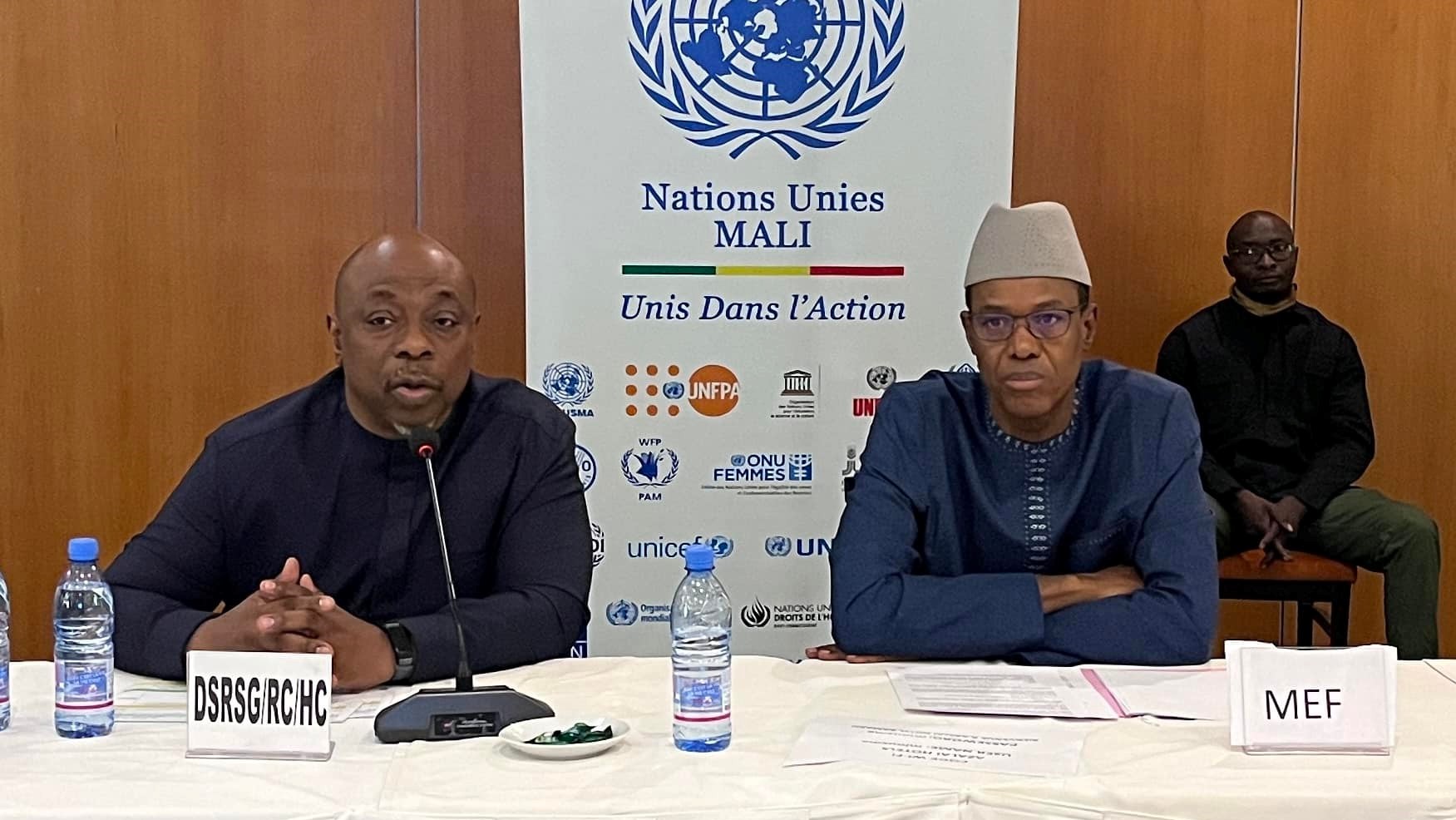 Ces orientations concernent entre autres les allocations de ressources aux priorités du Gouvernement retenues dans le Cadre Stratégique pour la Relance Économique et le Développement Durable (CREDD) 2019-2023 dans le but notamment de créer les conditions d’une transformation structurelle de l’Économie, la mise en œuvre du Plan d’Actions Prioritaires du Gouvernement de Transition (PAPGT) 2022-2024 du Cadre Stratégique de la Refondation de l’Etat, la poursuite des investissements publics afin de pallier le déficit en infrastructures notamment le désenclavement intérieur et extérieur du pays, le renforcement des services sociaux de base, et l’amélioration des conditions de vie des populations.