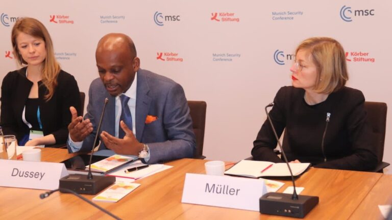 Le ministre Robert DUSSEY, après avoir relevé les causes profondes du terrorisme et de l’extrémisme violent dans le Sahel, a, invité les Etats à travailler davantage sur les inégalités socio-économiques, à réaliser des projets pouvant permettre de construire la confiance avec les communautés à la base et à renforcer les capacités des forces de défense pour assurer la paix et la sécurité des régions touchées par le phénomène.