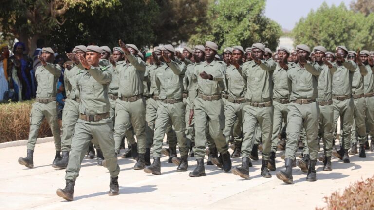 Cette cérémonie, qui consacre le retour de 784 recrus, formés à Bapho sur les services clefs du maniement des armes, est une première en République du Mali. C’est la concrétisation de l’instruction donnée par le Chef de l’État, il y a dix mois, de donner une formation commune de base à tous les nouveaux admis à la fonction publique de l’État et des collectivités.