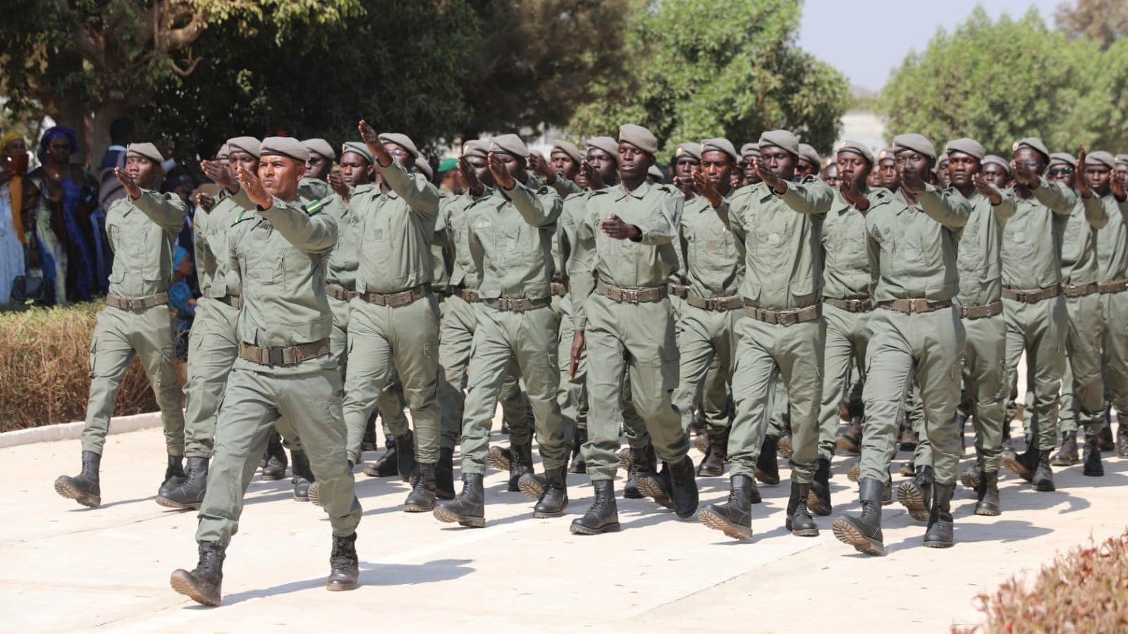 Cette cérémonie, qui consacre le retour de 784 recrus, formés à Bapho sur les services clefs du maniement des armes, est une première en République du Mali. C’est la concrétisation de l’instruction donnée par le Chef de l’État, il y a dix mois, de donner une formation commune de base à tous les nouveaux admis à la fonction publique de l’État et des collectivités.
