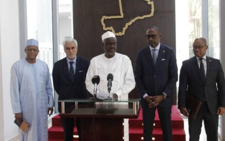 A la tête d’une forte délégation de l’UA dont il est le président de la Commission, Moussa Faki Mahamat en fin de mission de 72 heures a été reçu en audience, le mardi 31 janvier dernier, par le Président de la Transition, Colonel Assimi Goïta. La délégation de l’organisation continentale était à Bamako pour « faire le point avec les autorités de la Transition sur les étapes franchies ». « Nous sommes heureux de constater que des progrès réels ont été accomplis par la transition malienne », a déclaré le Président de la Commission de l’UA qui a salué de passage le travail abattu par le Comité local de suivi de la Transition au sein duquel la CEDEAO et les Nations Unies, soutenu par le Nigeria et le Ghana.