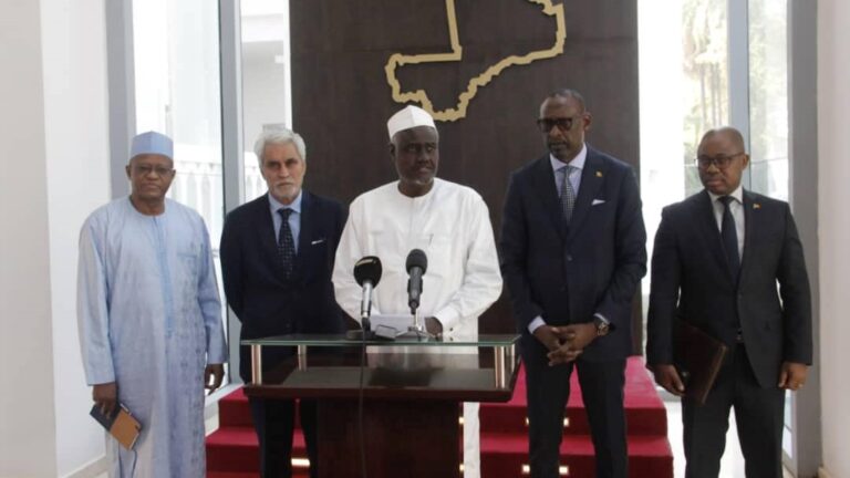 A la tête d’une forte délégation de l’UA dont il est le président de la Commission, Moussa Faki Mahamat en fin de mission de 72 heures a été reçu en audience, le mardi 31 janvier dernier, par le Président de la Transition, Colonel Assimi Goïta. La délégation de l’organisation continentale était à Bamako pour « faire le point avec les autorités de la Transition sur les étapes franchies ». « Nous sommes heureux de constater que des progrès réels ont été accomplis par la transition malienne », a déclaré le Président de la Commission de l’UA qui a salué de passage le travail abattu par le Comité local de suivi de la Transition au sein duquel la CEDEAO et les Nations Unies, soutenu par le Nigeria et le Ghana.