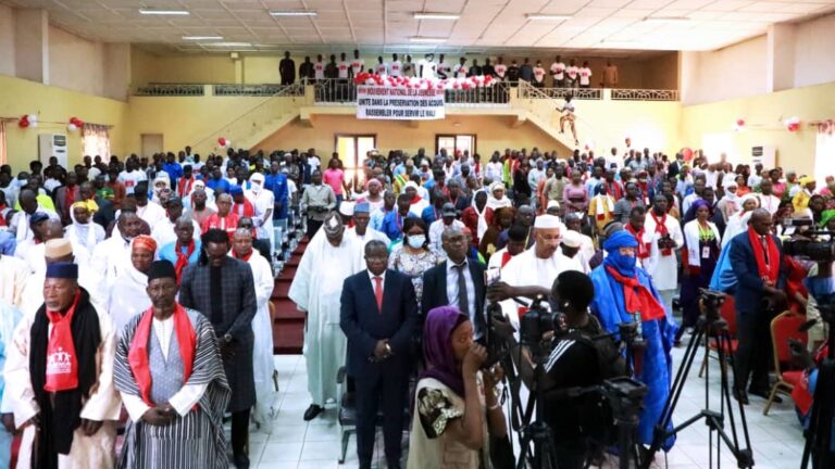 Les recommandations de la 3ème conférence nationale de l’ASMA-CFP signent le retour du parti sur la scène politique malienne. Ce « après le long silence » que ses militants se sont imposés suite à la disparition de son président fondateur, l’ex Premier ministre Soumeylou Boubèye Maiga. La grande mobilisation traduit le thème « Rassembler pour servir le Mali » retenu à cet effet.