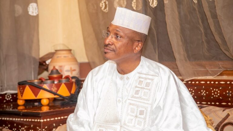 A peine arrivée, il était à Nioro chez le Cherif de Nioro pour témoigner au sa reconnaissance pour les efforts de ce dernier en faveur de la paix dans notre pays et recueillir ses conseils et bénédictions. ‘’Je me suis rendu auprès de sa vénérable personne le 16 mars 2023 à Nioro du Sahel et je lui renouvelle mes remerciements pour l’accueil qui m’a été réservé aussi bien à Bamako qu’à Nioro du Sahel’’ dit-il.