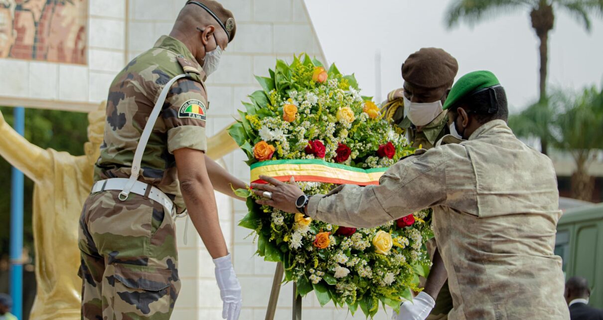 Le Président de la Transition a déposé une gerbe de fleurs au pied du monument des Martyrs de la révolution de 1991. Ces 32 ans de démocratie ont été marqués par d’énormes difficultés. C’est pourquoi le peuple malien a souhaité des réformes politiques et institutionnelles, lors des Assises nationales de la refondation. Aujourd’hui, le Mali est en chantier.