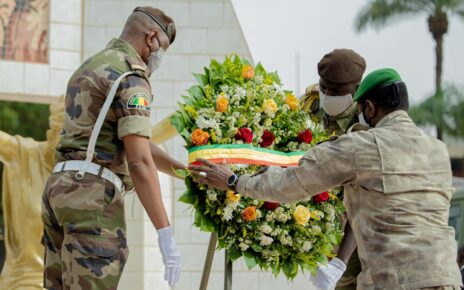 Le Président de la Transition a déposé une gerbe de fleurs au pied du monument des Martyrs de la révolution de 1991. Ces 32 ans de démocratie ont été marqués par d’énormes difficultés. C’est pourquoi le peuple malien a souhaité des réformes politiques et institutionnelles, lors des Assises nationales de la refondation. Aujourd’hui, le Mali est en chantier.