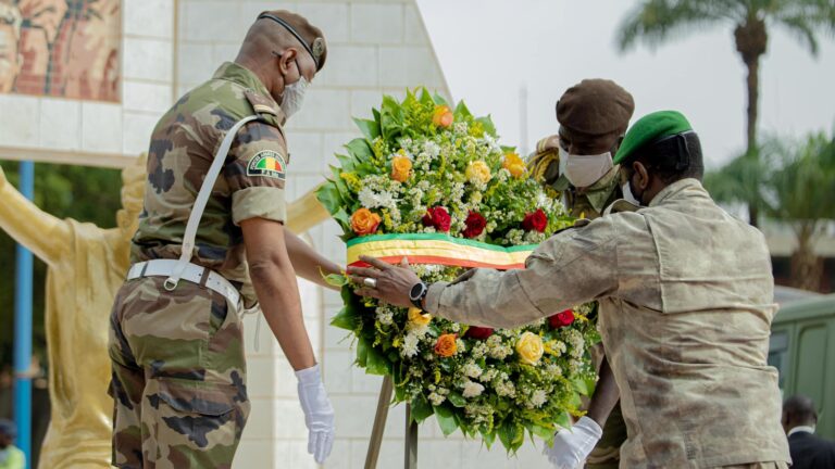 Le Président de la Transition a déposé une gerbe de fleurs au pied du monument des Martyrs de la révolution de 1991. Ces 32 ans de démocratie ont été marqués par d’énormes difficultés. C’est pourquoi le peuple malien a souhaité des réformes politiques et institutionnelles, lors des Assises nationales de la refondation. Aujourd’hui, le Mali est en chantier.