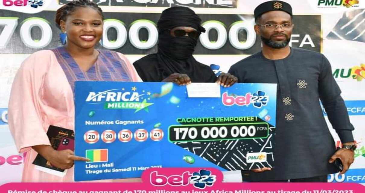 C’était le lundi 20 mars 2023, à l’Hôtel de l’Amitié de Bamako, en présence de tous les partenaires opérationnels et stratégiques et de leurs représentants, dont PMU-Mali, Orange Mali, et Moove Africa Malitel. La cérémonie a été présidée par Koffi Holonou, PDG de la société « Bet 223 », accompagné de Mme Dembélé Fatoumata Bintou, ambassadrice du jeu « Africa Millions » Bet 223, et l’heureuse gagnante de la somme colossale.