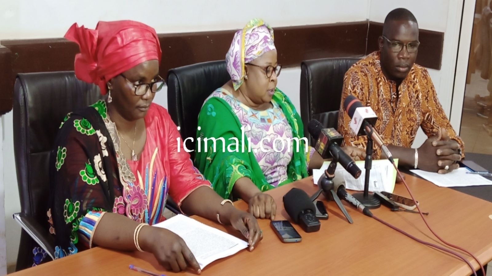 Madame Maïga suggère également de soutenir la réforme législative pour lutter contre les MGF. Les lois peuvent être un outil puissant pour lutter contre les MGF en garantissant une répression forte et en exprimant les valeurs de la société. Elle estime qu’il est important de renforcer les partenariats et la collaboration pour mettre fin aux MGF en travaillant avec des partenaires pour mettre en commun les ressources et l’expertise en vue de réaliser un changement durable.