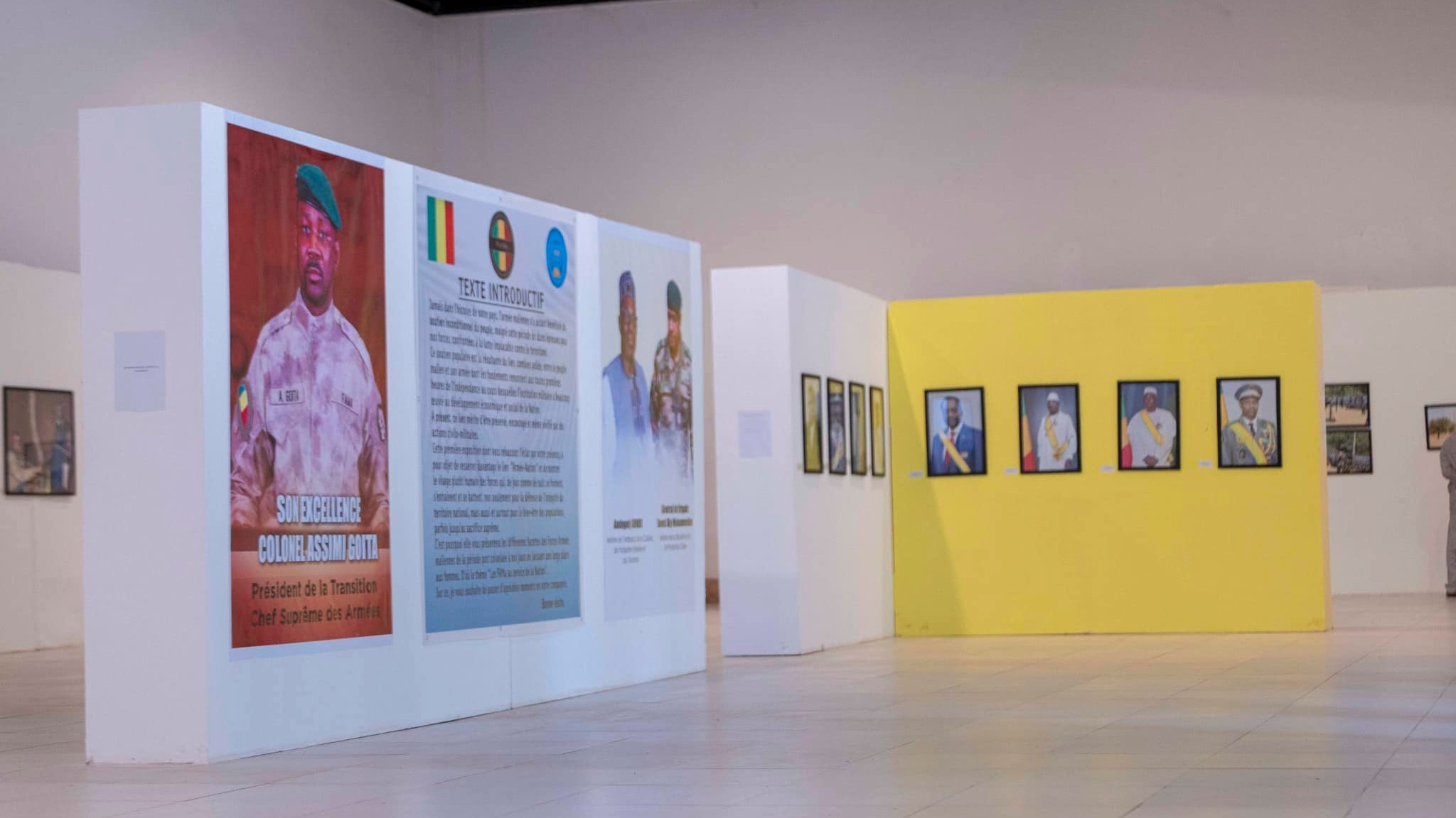 Aujourd’hui, il s’agit de préserver, d’encourager et même de vivifier ce lien entre l’Armée et le peuple par des actions civilo-militaires, poursuit le texte, « Cette première exposition dont vous rehaussez l’éclat par votre présence, a pour objet de resserrer davantage le lien “Armée-Nation” et de montrer le visage plutôt humain des forces qui, de jour comme de nuit, se forment, s’entrainent et se battent, non seulement pour la défense de l’intégrité du territoire national, mais aussi et surtout pour le bien-être des populations, parfois jusqu’au sacrifice suprême ».