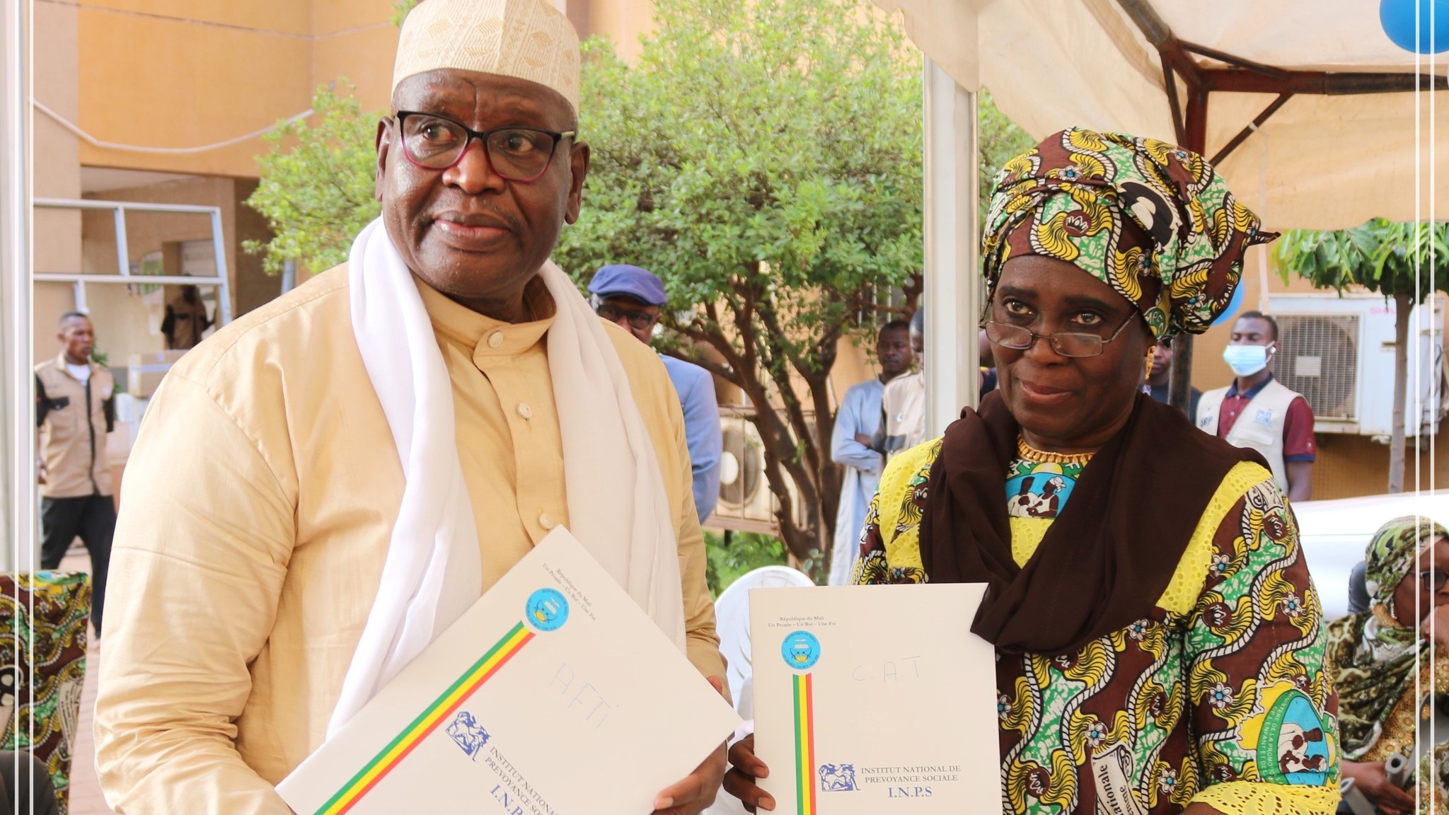 Le DGA Dr. Mamadou Bakary Diakité a, au nom du DG empêché, salué la signature de ce partenariat fécond qui permettra aux femmes d’améliorer leur vie associative et contribuer à l’émergence de l’INPS de par l’amélioration de la qualité des services.