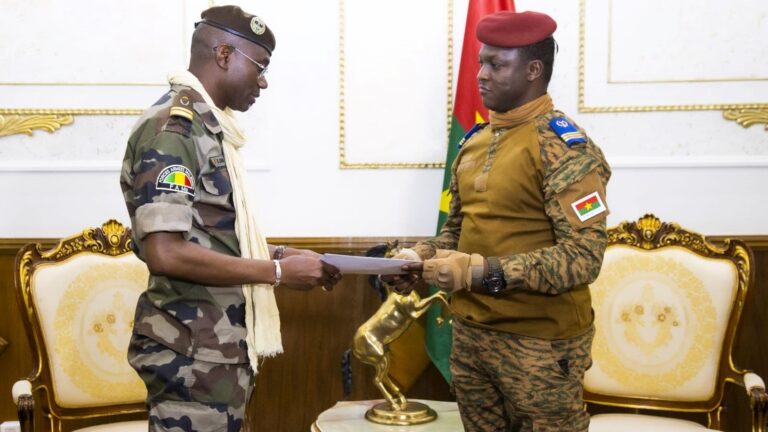 Le ministre malien a discuté avec le chef de l’Etat de questions d’intérêt commun aux deux pays. « Nous avons examiné toutes les questions d’intérêt pour nos deux États. La préoccupation actuelle est la situation en matière de sécurité. A cet égard, nous avons reçu des instructions de nos Chefs d’Etat pour mutualiser nos efforts », a déclaré le Colonel Camara.