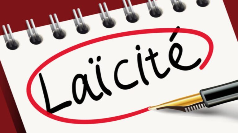 L’état laïc, également connu sous le nom d’État séculier se fonde sur la séparation entre l’État et les institutions religieuses. Cela signifie que l’État n’a pas de religion officielle et ne favorise ni ne discrimine aucune religion. Les lois sont basées sur des principes laïcs et s’appliquent à tous les citoyens, qu’ils soient croyants ou non.