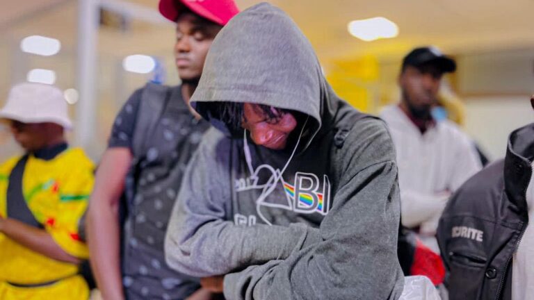 Le 14 mars 2023, Monsieur Alhamdou AG ILYENE, Ministre des Maliens Établis à l’Extérieur et de l’Intégration Africaine, a accueilli à l’aéroport international Président Modibo KEITA, 20 de nos compatriotes dont 1 femme, sur les 46 prévus, en provenance de Tunisie. Ils sont arrivés à bord d’un vol commercial de la compagnie Royal Air Maroc à 00h55mn.