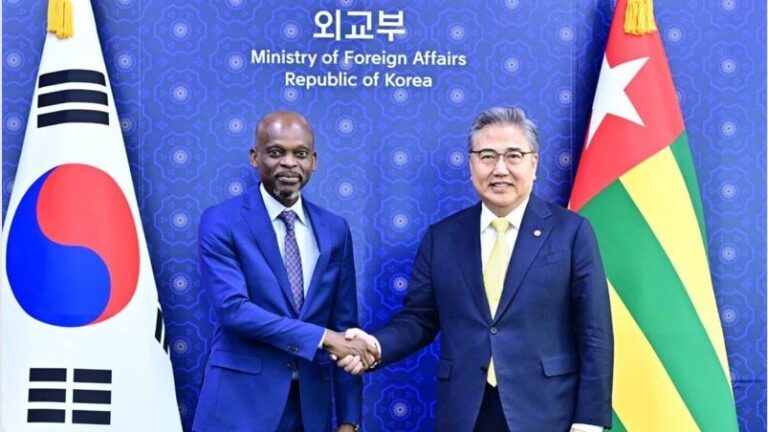 La République togolaise et la République de Corée ont établi des relations diplomatiques depuis le 26 juillet 1963. La visite du ministre Robert DUSSEY à Séoul traduit la volonté des deux pays de redynamiser, d’actualiser et d’approfondir davantage les relations d’amitié et de coopération qui les unissent.