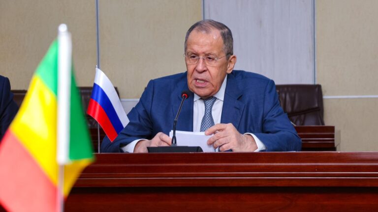 En remplaçant officiellement les opérations militaires Françaises par celles de la Russie, assurées par des instructeurs russes depuis deux ans, Bamako montre toute sa fierté à son nouvel allié.