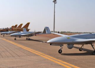 Le renforcement des capacités des forces de défense et de sécurité est une priorité pour le Chef Suprême des Armées qui a remis les clés de plusieurs aéronefs et drones ultra-modernes au Chef d’État-Major Général de l’Armée de l’Air lors de cette cérémonie. Ces nouvelles acquisitions participent non seulement à l’amélioration de la puissance de frappe, mais aussi à l’efficacité de l’outil de renseignement des Forces Armées maliennes.