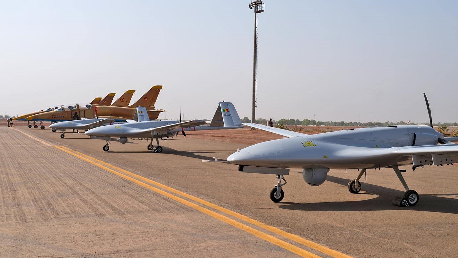 Le renforcement des capacités des forces de défense et de sécurité est une priorité pour le Chef Suprême des Armées qui a remis les clés de plusieurs aéronefs et drones ultra-modernes au Chef d’État-Major Général de l’Armée de l’Air lors de cette cérémonie. Ces nouvelles acquisitions participent non seulement à l’amélioration de la puissance de frappe, mais aussi à l’efficacité de l’outil de renseignement des Forces Armées maliennes.