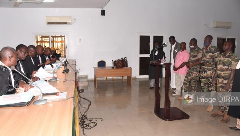 Trois (03 dossiers) sont inscrits à l’ordre du jour. Il s’agit d’un cas d’évasion, désertion et violation des consignes générales militaires qui concerne un officier, 02 cas de vol de chargeurs d’armes, complicité et violation des consignes générales militaires par 02 soldats de 2ème Classe, en service à la DMHTA.