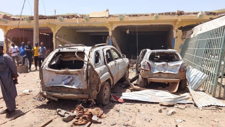 Une succession d’événements malheureux ont plongé le Mali dans le noir au lendemain de la fête de ramadan 2023. En effet, tôt le samedi-là à partir de 05h30, la base aérienne 102 dans la zone aéroportuaire de Sévaré au quartier Sarema a été visé par une attaque à la voiture piégée. Mais le véhicule piégé bourré d'explosif n’a pas atteint sa cible.