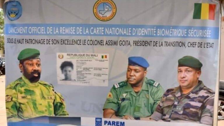 Après une présentation exhaustive par Commandant Simbo KEITA de la Carte Nationale d'Identité Biométrique Sécurisée qui absorbera désormais la carte NINA, fera office de carte d'électeur ainsi que de document de voyage, de même qu'elle se substituera à la Carte Consulaire, pour ce qui concerne les maliens de la Diaspora.