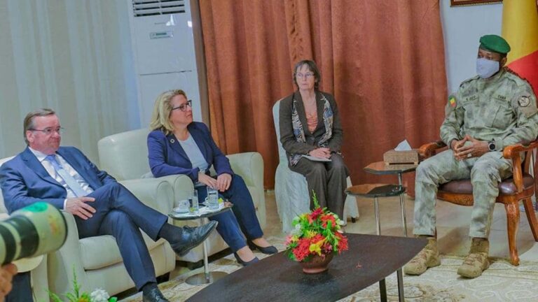 L’Allemagne réoriente sa coopération bilatérale avec le Mali. Cette coopération se poursuivra désormais sous d'autres volets, comme la formation militaire et le maintien des conseillers militaires allemands et des actions de développement pour l’amélioration des conditions de vie de la population malienne.