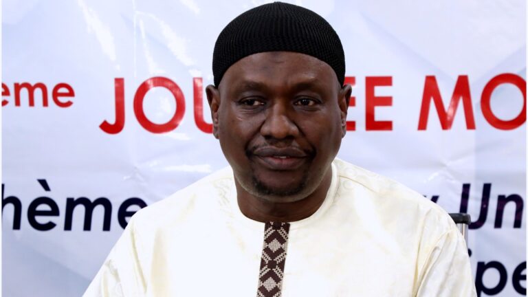 Le secteur du transport routier est non seulement un secteur stratégique de développement économique, mais il est également l’un des secteurs les plus préoccupants en termes de sécurité et santé au travail. Les données statistiques de l’INPS montrent que sur 1 500 accidents du travail déclarés entre 2020 et 2022, 1 029 étaient des accidents de trajet, soit 70%, et 15 décès ont été enregistrés. Vingt pourcent de ces accidents ont entraîné un arrêt de travail de plus de 15 jours et une prise en charge de plus d’un milliard cinq cents millions (1 500 000 000) de francs CFA à titre de réparation.