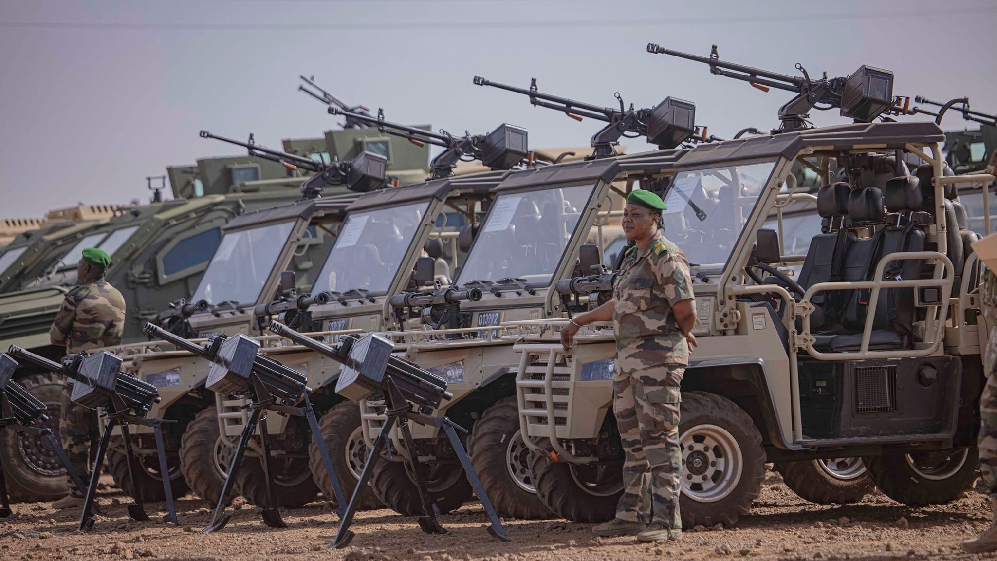Ces différents lots sont composés de véhicules blindés équipés de mitrailleuses, de véhicules tactiques, de citernes d’eau et d’essence, de camions ainsi que de véhicules de transport et des ambulances. Ce lot de matériels contient également des armes individuelles et collectives et des équipements de protection.