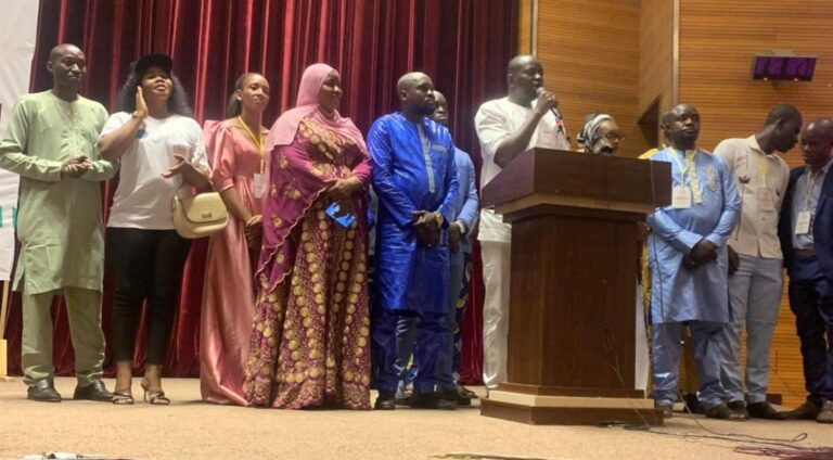 Le Conseil National de la Jeunesse du Mali s’est investi dans la vulgarisation du projet de constitution. 100 jeunes représentant les six (6) communes de Bamako se sont imprégnés des innovations dans le projet, avant de se lancer dans des Journées d’appropriation sur toutes les régions administratives du Mali.