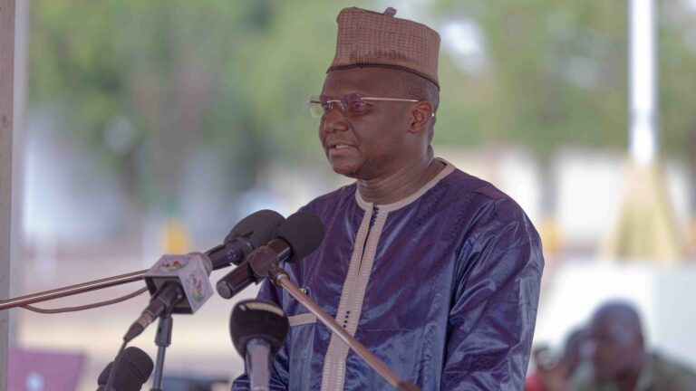 Le Président de la Transition, SE le Colonel Assimi GOÏTA, Chef de l’État, a présidé la cérémonie des obsèques de quatre membres d'une mission des œuvres sociales, conduite par l'ex-Chef de cabinet, l’Adjudant Oumar TRAORE, affectueusement appelé Douglas. Cette cérémonie s’est déroulée le jeudi 20 avril 2023 en début d’après-midi, sur la place d’armes de Kati où l'émotion était perceptible tant du côté des familles endeuillées que de celui des collaborateurs des disparus.