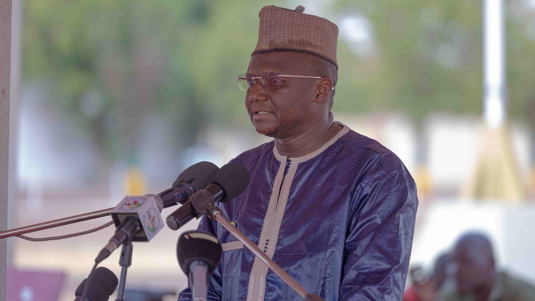 Le Président de la Transition, SE le Colonel Assimi GOÏTA, Chef de l’État, a présidé la cérémonie des obsèques de quatre membres d'une mission des œuvres sociales, conduite par l'ex-Chef de cabinet, l’Adjudant Oumar TRAORE, affectueusement appelé Douglas. Cette cérémonie s’est déroulée le jeudi 20 avril 2023 en début d’après-midi, sur la place d’armes de Kati où l'émotion était perceptible tant du côté des familles endeuillées que de celui des collaborateurs des disparus.