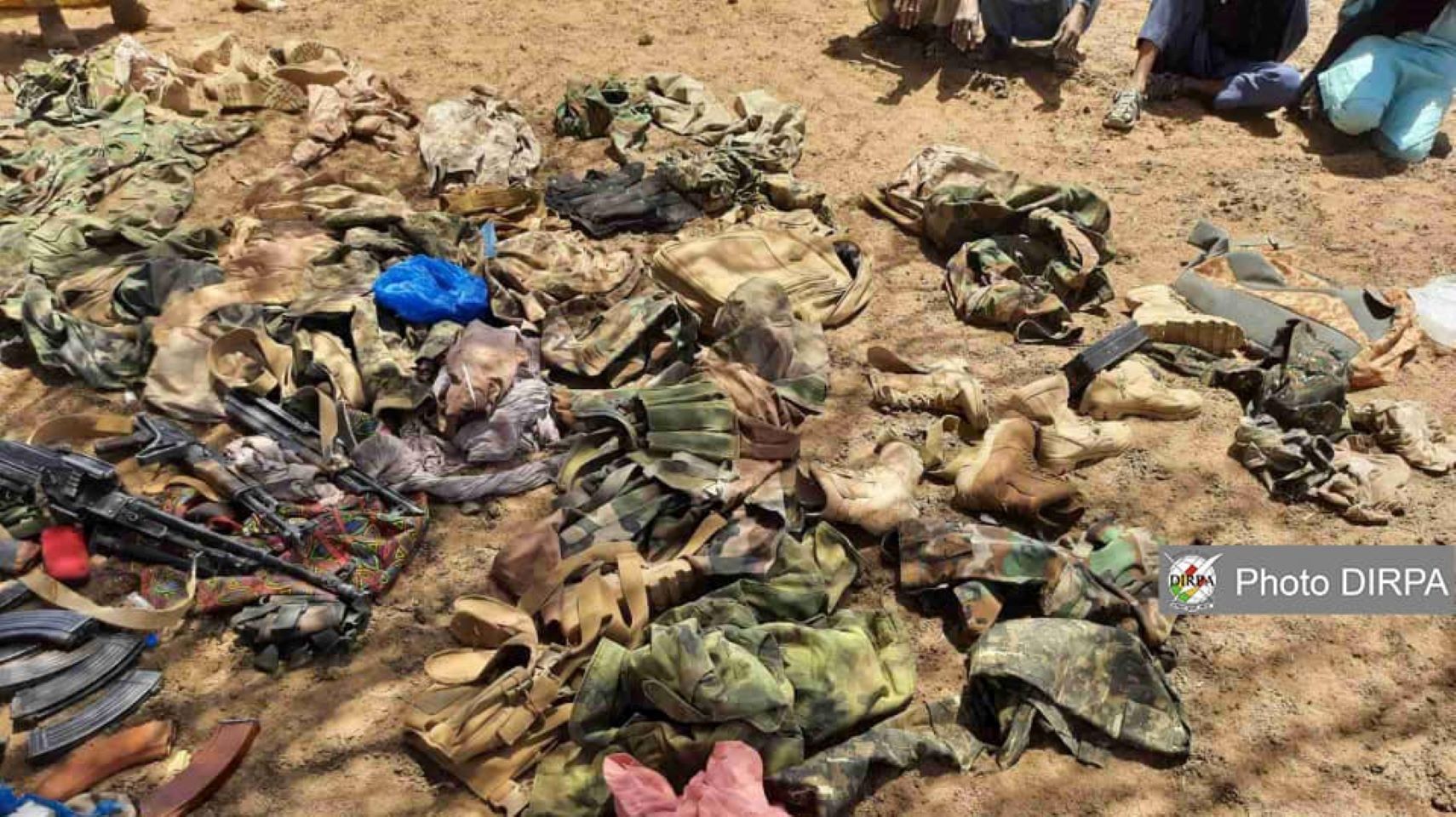 Le bilan de cette mission s’est soldé par l’interpellation de douze (12) terroristes, et de matériels saisis à savoir « une mitrailleuse (01) PKM, deux (02) Ak47, un (01) fusil de chasse, vingt-quatre (24) chargeurs Ak47, des maillons PKM, plusieurs munitions en vrac, cinq (05) grenades, deux (02) téléphones satellitaires de marque Iridium avec deux (02) chargeurs, plusieurs tenues et rangers militaires et autres objets divers ».