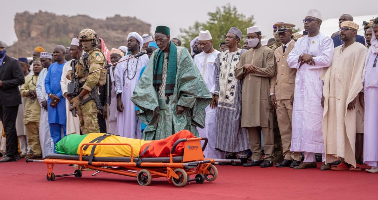 Les obsèques du Capitaine à la retraite, Bakary GOÏTA, père du Président de la Transition, le Colonel Assimi GOÏTA, Chef de l’État, ont eu lieu ce lundi 10 avril 2023 au stade municipal Mamadou DIARRAH de Koulikoro.