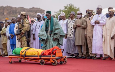 Les obsèques du Capitaine à la retraite, Bakary GOÏTA, père du Président de la Transition, le Colonel Assimi GOÏTA, Chef de l’État, ont eu lieu ce lundi 10 avril 2023 au stade municipal Mamadou DIARRAH de Koulikoro.