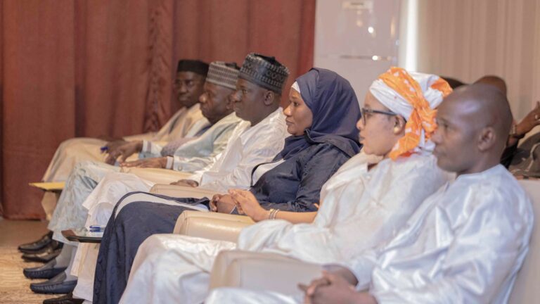 À l’invitation du Président de la Transition, les nouveaux membres du Conseil supérieur de la Magistrature ont été reçus au palais de Koulouba. « Nous avons été élus membres du Conseil supérieur de la Magistrature et depuis nous n’avions pas pris contact avec le Président de la Transition. Ce matin, nous avons été invités à cet effet », a confié à la presse Aboubacar GUISSE, Porte-parole des membres élus du Conseil supérieur de la Magistrature, à sa sortie d’audience.