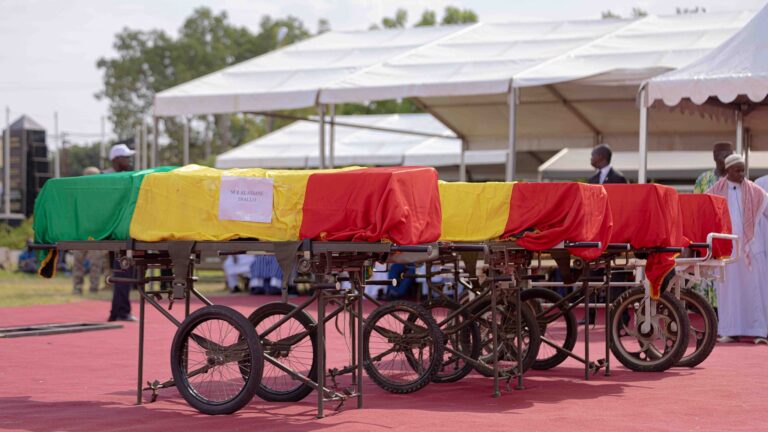 « La délégation rejoignait Nara au terme d’une mission classique des œuvres sociales du Président de la Transition », a expliqué Mamadou Cheick Chérif TOUNKARA, Directeur administratif et financier de la Présidence. Selon ses explications, la disparition de ces hommes a profondément affecté la présidence de la République. « L’institution a perdu des hommes exemplaires », a-t-il indiqué.