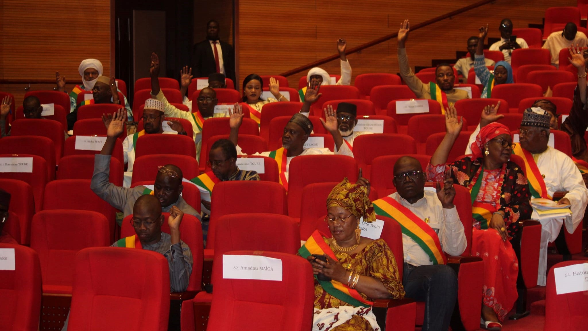 Ce projet, présenté par le Ministre du Développement Rural, M. Modibo KEITA, vise à renforcer la résilience des communautés de base face aux changements climatiques et à promouvoir la diversification économique. L'adoption du projet par 137 voix pour, 1 abstention et 0 contre témoigne de son importance et de son soutien unanime.