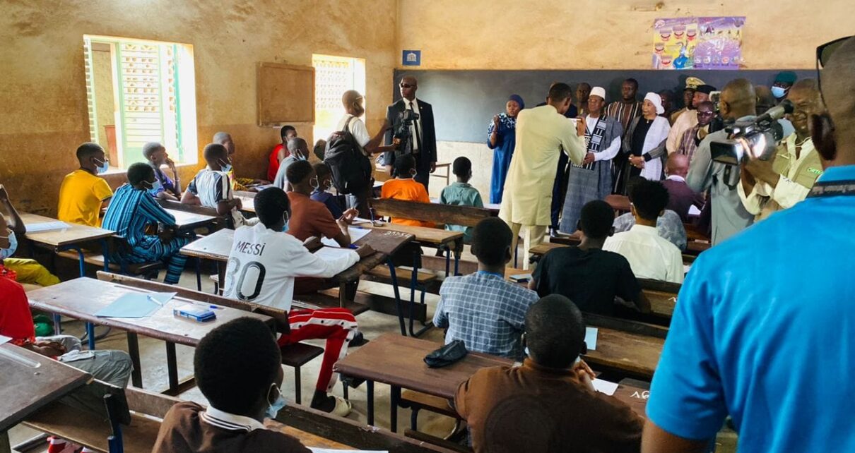 Le Diplôme d'Études Fondamentales est un examen national qui marque la fin du cycle de l'enseignement fondamental au Mali. Il constitue une étape cruciale pour les élèves avant de poursuivre leurs études dans le secondaire.
