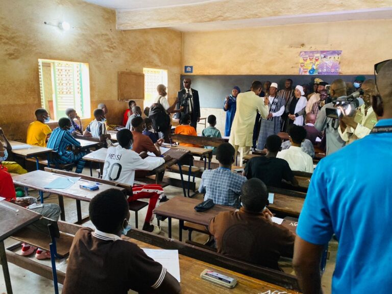 Le Diplôme d'Études Fondamentales est un examen national qui marque la fin du cycle de l'enseignement fondamental au Mali. Il constitue une étape cruciale pour les élèves avant de poursuivre leurs études dans le secondaire.