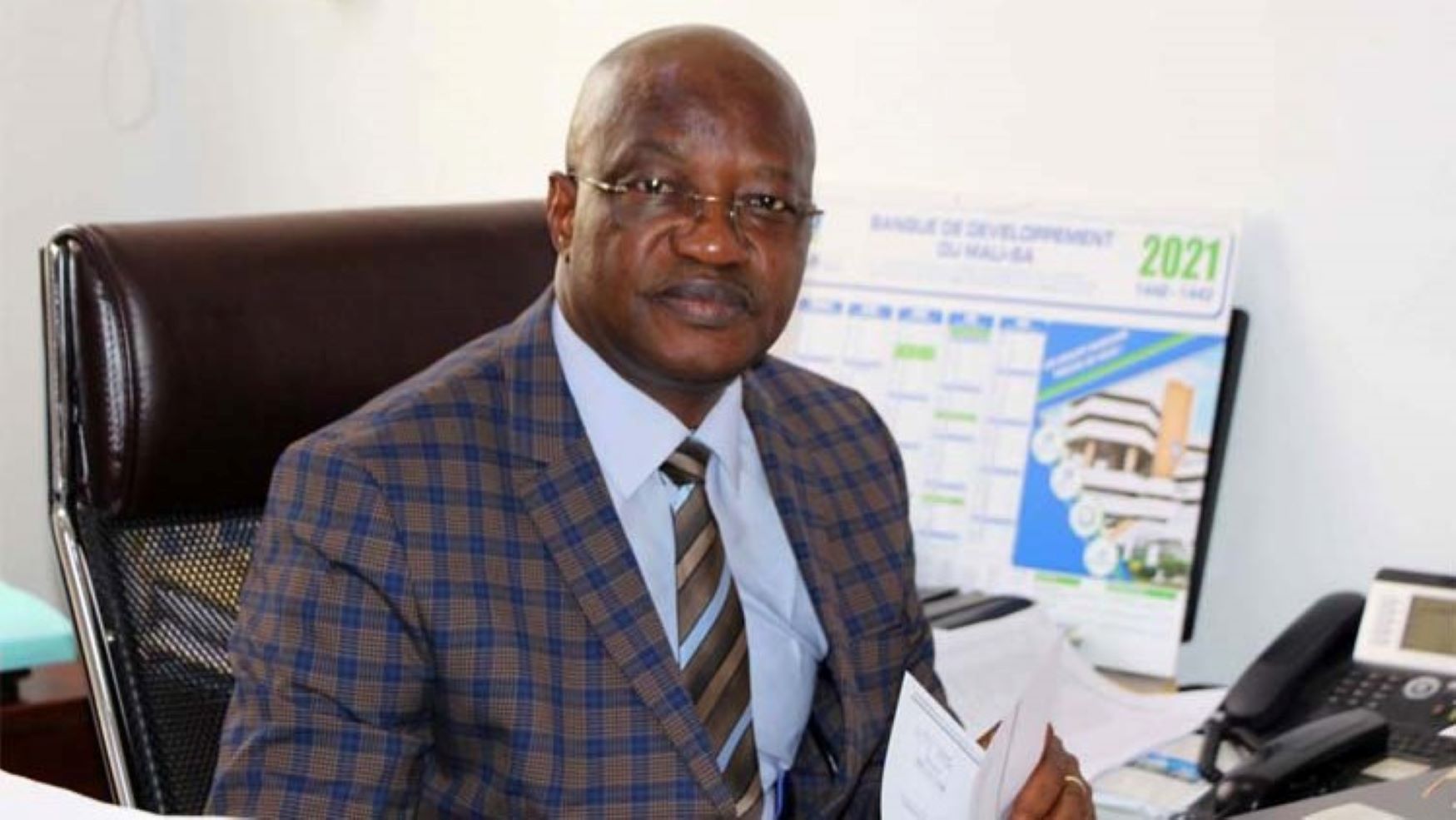 le DG du PMU-Mali, Fasséry Doumbia empêché d’accéder à l’entreprise en voiture. « Il ne rentrera pas en voiture aujourd'hui, scandent certains manifestants. S'il veut entrer, il devra le faire à pied pour rejoindre son bureau. C'est un message pour lui rappeler que ce véhicule dans lequel il se déplace est le fruit de notre travail. C'est grâce à nous, les travailleurs, qu'il peut l'utiliser »