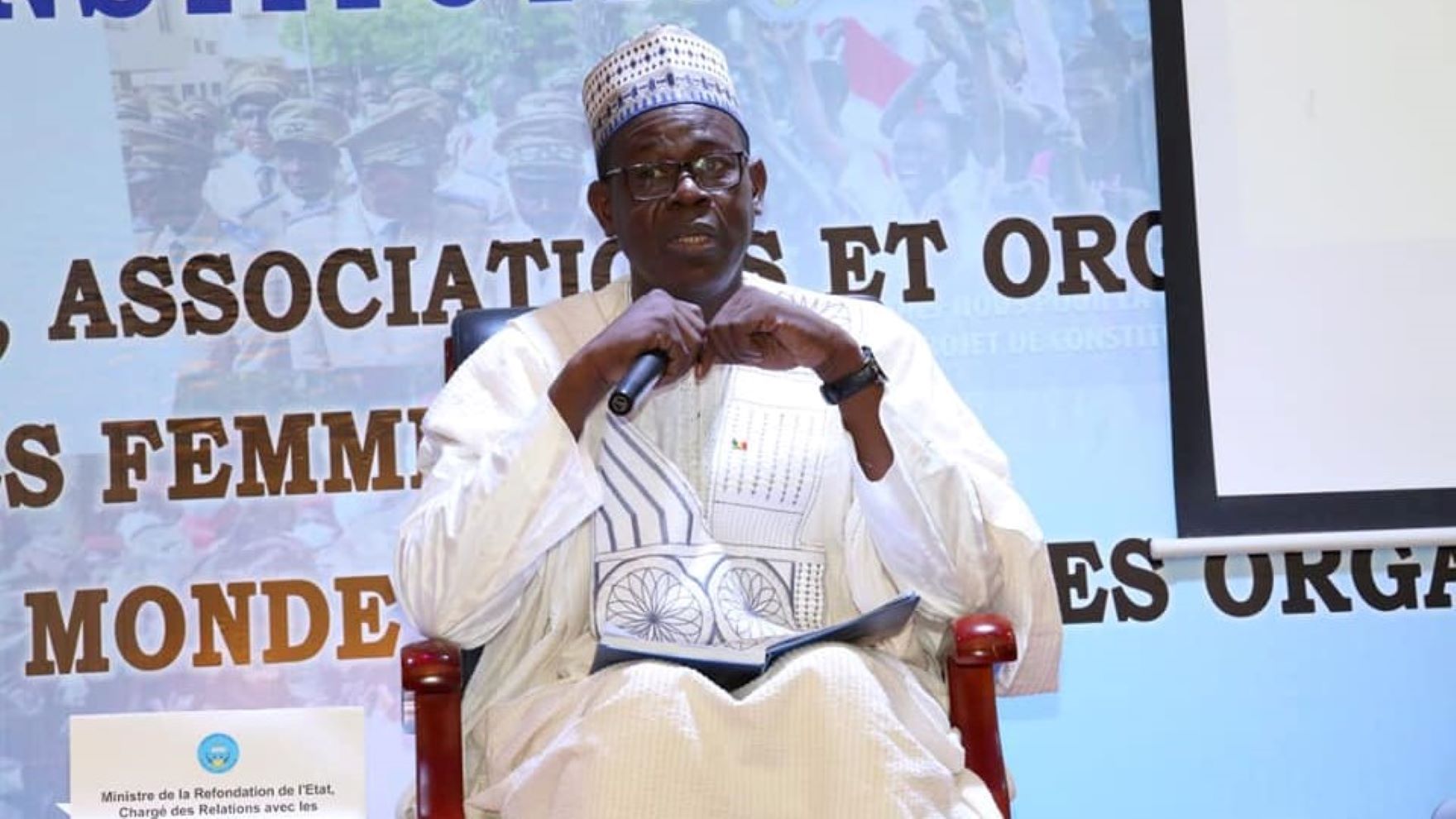 A la tête d’une délégation de quatre ministres, le Ministre de la Refondation de l'État, Ibrahim Ikassa Maïga, a sensibilisé les forces sociales sur le projet de Constitution.