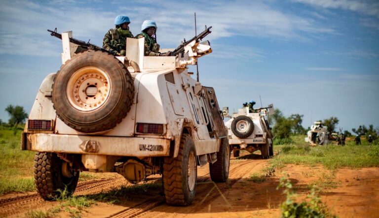 Alors que dans les coulisses, les autorités de la transition hésitent sur la question, pourvu que la mission onusienne soit dotée d'un mandat robuste, la rue qui les soutient, elle, appelle au saccage de tout ce qui est casque bleu. Entre le risque de ne pouvoir combler le vide que laisserait la Minusma et la pression d'une rue de plus en plus incontrôlable, le régime de la transition préfère le juste milieu.
