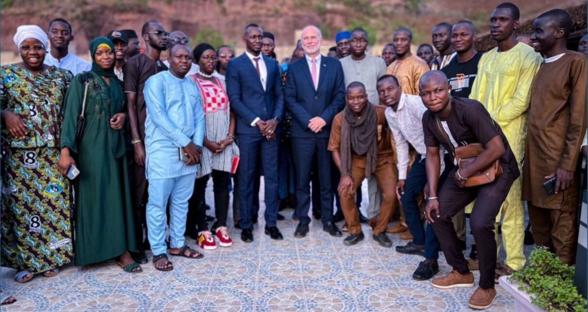Les Petits Stylos Fondation et l'Union Européenne (UE) au Mali ont procédé au lancement des activités de « Mois de la Fraternité Europe-Mali pour le progrès des jeunes ». La première conférence, animée par Lassina Ogo Niangaly, a porté sur le thème : "S'informer pour mieux s'orienter dans un monde complexe".