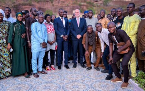 Les Petits Stylos Fondation et l'Union Européenne (UE) au Mali ont procédé au lancement des activités de « Mois de la Fraternité Europe-Mali pour le progrès des jeunes ». La première conférence, animée par Lassina Ogo Niangaly, a porté sur le thème : "S'informer pour mieux s'orienter dans un monde complexe".