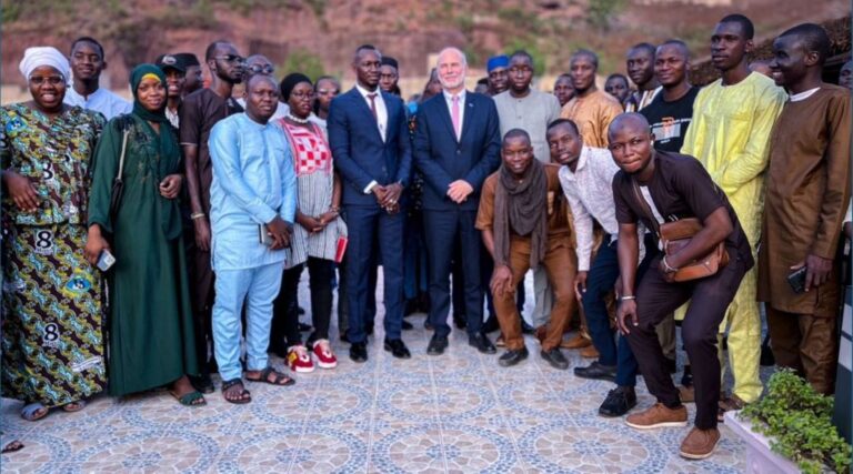 Les Petits Stylos Fondation et l'Union Européenne (UE) au Mali ont procédé au lancement des activités de « Mois de la Fraternité Europe-Mali pour le progrès des jeunes ». La première conférence, animée par Lassina Ogo Niangaly, a porté sur le thème : "S'informer pour mieux s'orienter dans un monde complexe".