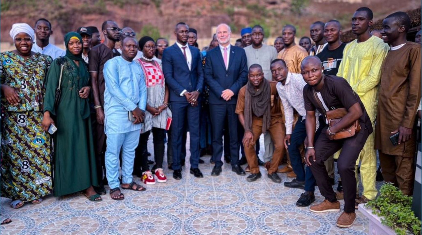 Les Petits Stylos Fondation et l'Union Européenne (UE) au Mali ont procédé au lancement des activités de « Mois de la Fraternité Europe-Mali pour le progrès des jeunes ». La première conférence, animée par Lassina Ogo Niangaly, a porté sur le thème : "S'informer pour mieux s'orienter dans un monde complexe".