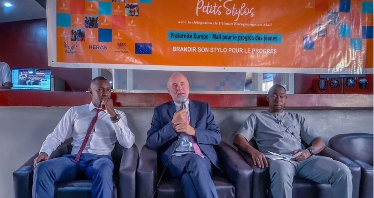 Le conférencier Lassina Ogo Niangaly a échangé avec un parterre de jeunes sur le thème : "S'informer pour mieux s'orienter dans un monde complexe". En présence du Chargé d'affaires et Ambassadeur Adjoint de l'UE au Mali, Pascal Perrenec, du Président de Les Petits Stylos Fondation, Tiefing Sissoko, de l'ancien Ministre de l'enseignement supérieur, Pr Mahamoudou Famanta, mais aussi des présidents d'associations de jeunesse, des entrepreneurs, des médias,