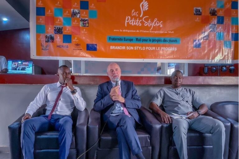 Le conférencier Lassina Ogo Niangaly a échangé avec un parterre de jeunes sur le thème : "S'informer pour mieux s'orienter dans un monde complexe". En présence du Chargé d'affaires et Ambassadeur Adjoint de l'UE au Mali, Pascal Perrenec, du Président de Les Petits Stylos Fondation, Tiefing Sissoko, de l'ancien Ministre de l'enseignement supérieur, Pr Mahamoudou Famanta, mais aussi des présidents d'associations de jeunesse, des entrepreneurs, des médias,