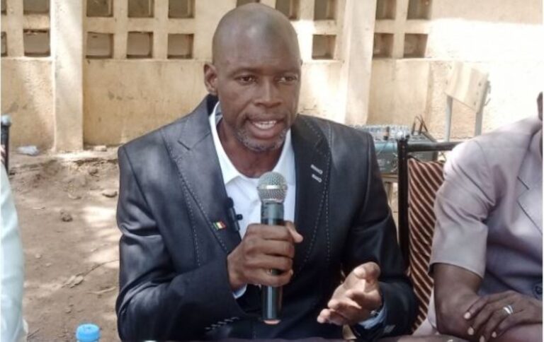 Pour M. Namory Magassouba, Professeur de Droit au lycée Ibrahima Ly, la vulgarisation du projet de nouvelle Constitution en milieu scolaire permet sa compréhension par les élèves et enseignants, mais aussi de se situer soit vers le côté du ''Oui'' soit vers le côté du ''Non''.